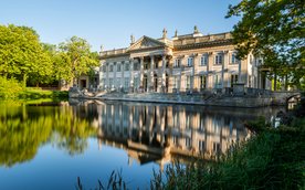 Park wokół Łazienek Królewskich jest dostępny bezpłatnie, otwarty jest codziennie w godz. 6-22