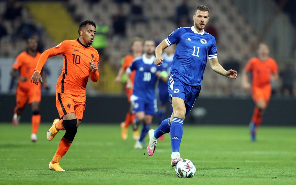 Edin Dzeko (z prawej) – kapitan, najlepszy strzelec i największa gwiazda Bośniaków