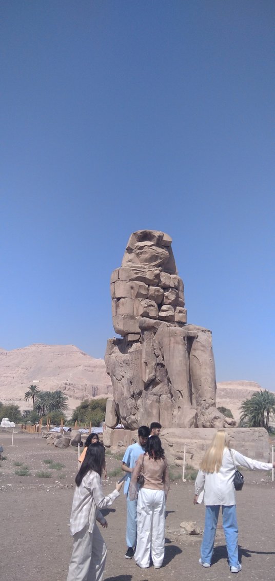 Jeden z Kolosów Memnona pod Luksorem, posąg ważący 800 ton.