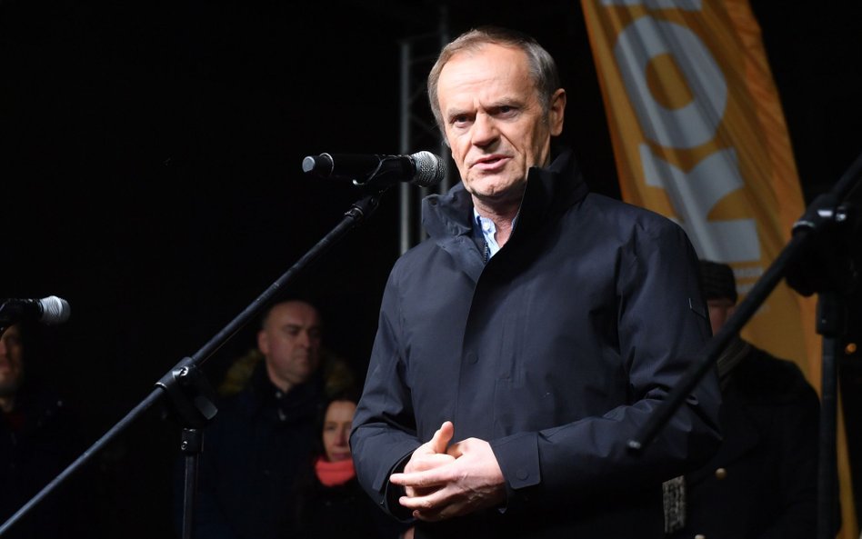 Donald Tusk na proteście w Warszawie cytował m.in. wiersz Czesława Miłosza