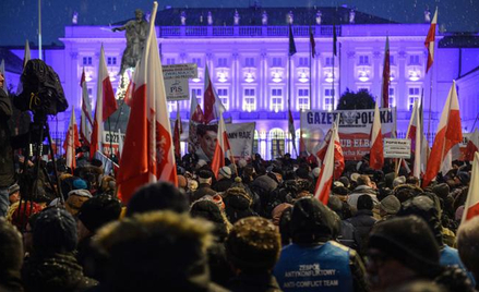 W niedzielę przed Pałacem Prezydenckim pojawili się zwolennicy rządu.