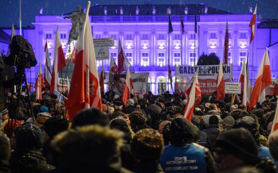 W niedzielę przed Pałacem Prezydenckim pojawili się zwolennicy rządu.