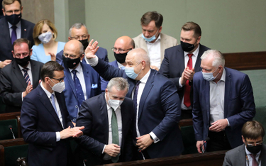 Członkowie rządu po odrzuceniu przez Sejm wniosku o wotum nieufności wobec Jacka Sasina
