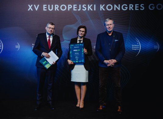 Wyróżnienie dla KOM-EKO odebrała Izabela Słotwińska, kierowniczka biura zarządu, liderka zespołu ds.