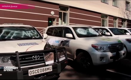 Pomazane farbą samochody OBWE w Doniecku