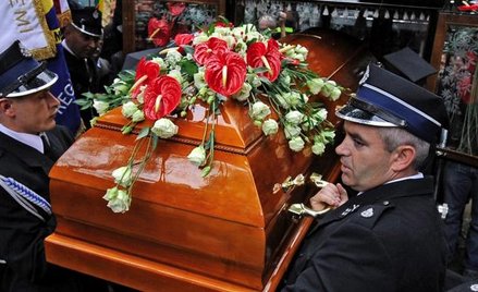 Wyraziste krawaty zakryły czerń