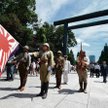 Happening w mundurach Armii Imperialnej przed świątynią Yakasuni: finezyjne poczucie humoru, zwłaszc