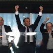Francuski prezydent Emmanuel Macron manifestuje swoją radość po zakończeniu meczu półfinałowego, w k