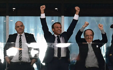 Francuski prezydent Emmanuel Macron manifestuje swoją radość po zakończeniu meczu półfinałowego, w k