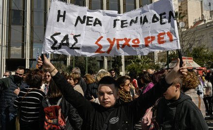 Transparent trzymany przez uczestnika protestu głosi "nowe pokolenie wam nie wybaczy"