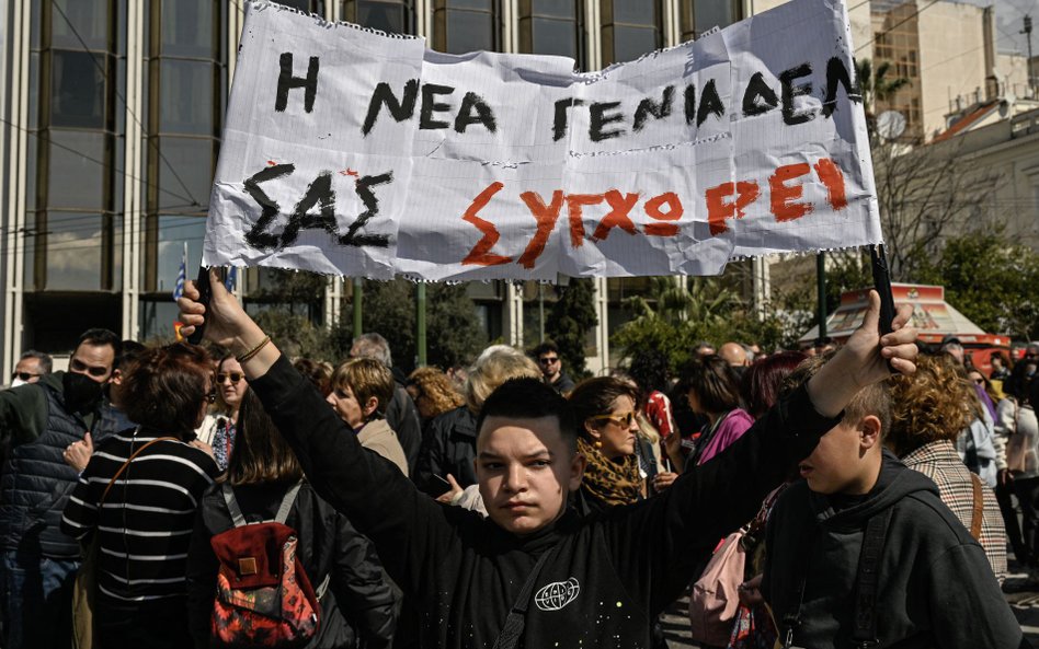 Transparent trzymany przez uczestnika protestu głosi "nowe pokolenie wam nie wybaczy"