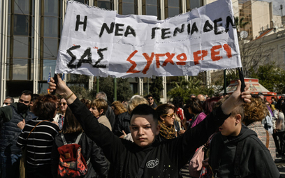 Transparent trzymany przez uczestnika protestu głosi "nowe pokolenie wam nie wybaczy"