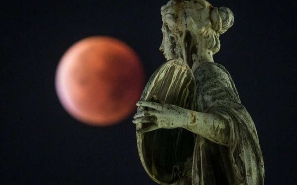 "Krwawy księżyc" na zdjęciach z całego świata