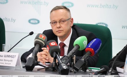 Tomasz Szmydt na konferencji prasowej w Mińsku