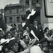 Naser wśród wiwatującego tłumu po ogłoszeniu nacjonalizacji Kanału Sueskiego, 26 lipca 1956 r.
