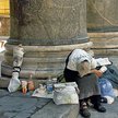 Ubogich i bezdomnych Włochów spotkać można nawet w centrum Rzymu, pod Panteonem