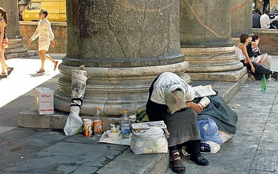 Ubogich i bezdomnych Włochów spotkać można nawet w centrum Rzymu, pod Panteonem