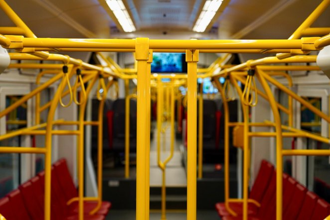 SKM - poręcze w rśodku wagonu