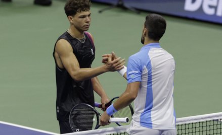 Serb Novak Djokovic (po prawej) i Ben Shelton z USA