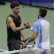 Serb Novak Djokovic (po prawej) i Ben Shelton z USA