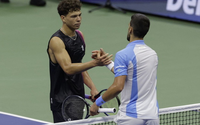 Serb Novak Djokovic (po prawej) i Ben Shelton z USA