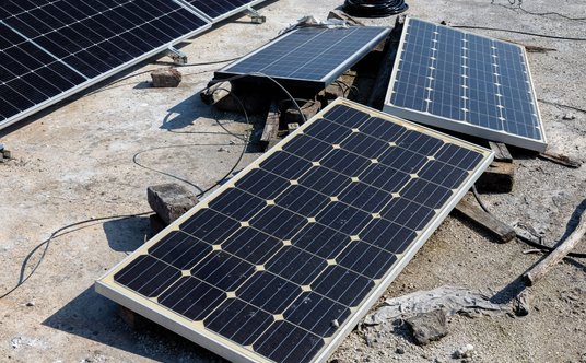 Zużyte i uszkodzone panele PV (i turbiny z farm wiatrowych) są kłopotliwym odpadem po OZE. Ale da si