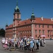 Turyści korzystają z mgiełki wodnej na Placu Zamkowym na Starym Mieście w Warszawie, w czasie wysoki