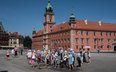 Turyści korzystają z mgiełki wodnej na Placu Zamkowym na Starym Mieście w Warszawie, w czasie wysoki