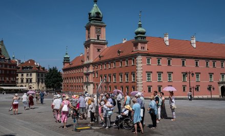 Turyści korzystają z mgiełki wodnej na Placu Zamkowym na Starym Mieście w Warszawie, w czasie wysoki
