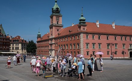 Turyści korzystają z mgiełki wodnej na Placu Zamkowym na Starym Mieście w Warszawie, w czasie wysoki