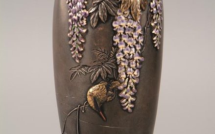 Flakon z zimorodkiem na pnączu glicynii okres Meiji, początek XX w. srebro, złocenie, patynowanie st