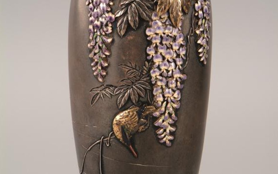 Flakon z zimorodkiem na pnączu glicynii okres Meiji, początek XX w. srebro, złocenie, patynowanie st