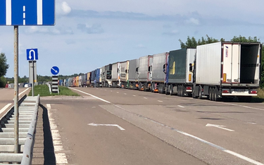 Kolejka ciężarówek na Ukrainie, czekających na wjazd do Polski. 3 sierpnia 2022