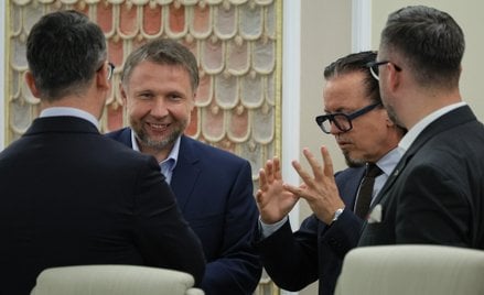 Od lewej: minister infrastruktury Dariusz Klimczak (tyłem), minister spraw wewnętrznych i administra