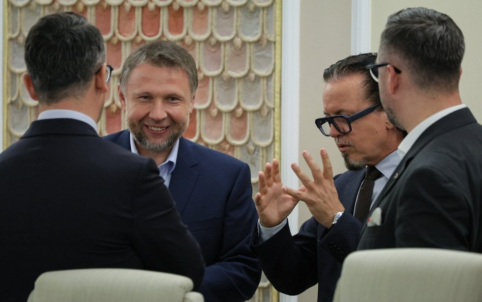 Od lewej: minister infrastruktury Dariusz Klimczak (tyłem), minister spraw wewnętrznych i administra