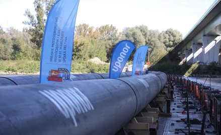 Wczoraj wieczorem rozpoczął się próbny przesył warszawskich ścieków rurami po moście pontonowym.