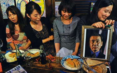 Fanki Murakamiego w tokijskiej knajpce, gdzie na próżno czekały na wiadomość o Noblu dla literata: p