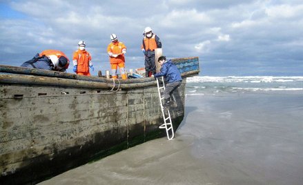 "Statek widmo" na japońskiej plaży. Wewnątrz osiem ciał