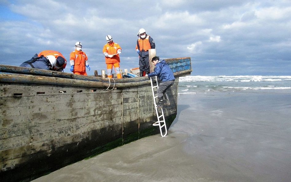 "Statek widmo" na japońskiej plaży. Wewnątrz osiem ciał