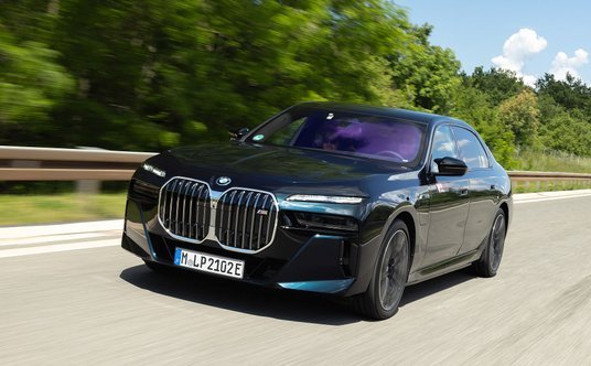 BMW i7 M70