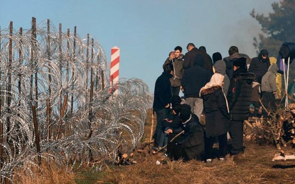 Polskie służby spodziewają się, że migranci przypuszczą szturm na granicę 10–11 listopada. Na zdjęci