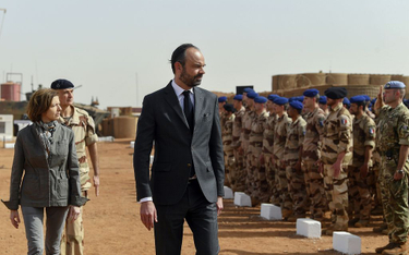Premier Francji Edouard Philippe w czasie spotkania z francuskimi żołnierzami w Mali.