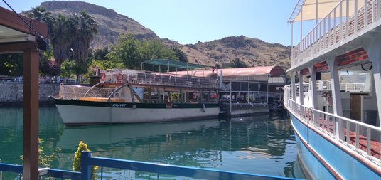 Halfeti, miasteczko nad Eufratem. Przy nabrzeżu cumuje tam wiele statków restauracji. Woda w rzece j