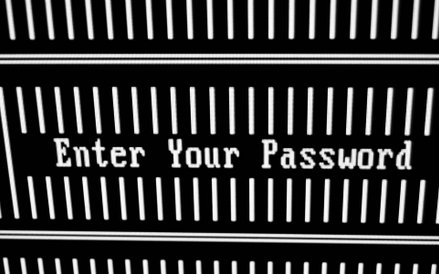 Wykorzystaj dostępne rozwiązania, które wymuszają podanie hasła, gdy chcemy podłączyć się do sieci o