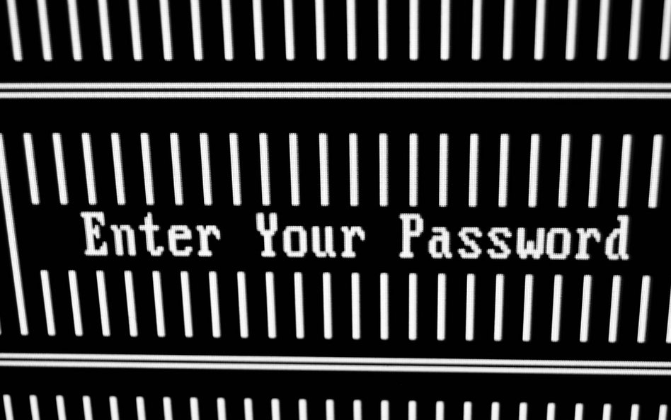 Wykorzystaj dostępne rozwiązania, które wymuszają podanie hasła, gdy chcemy podłączyć się do sieci o