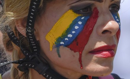 Analityk finansowy: Władze Wenezueli drukują pieniądze jak konfetti