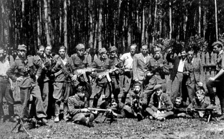 Pluton Bolesława Mikusia „Żbika” ze zgrupowania „Orlika”, lato 1946 r. Być może na Bródnie jest poch