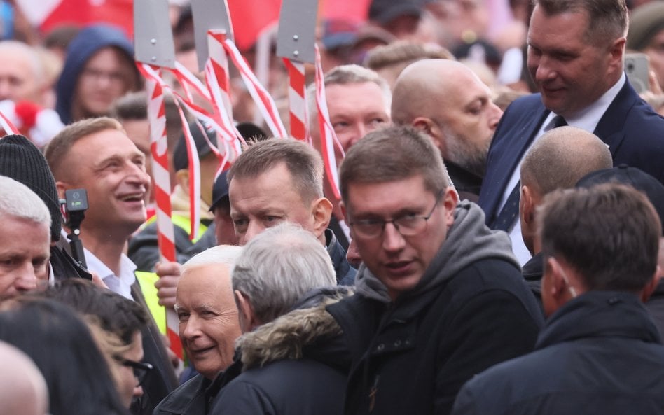 Prezes PiS Jarosław Kaczyński (C) na manifestacji zwolenników Prawa i Sprawiedliwości na Placu Zamko