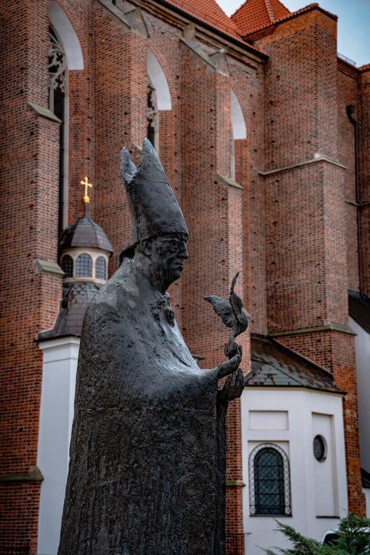 Pomnik abp Bolesława Kominka we Wrocławiu