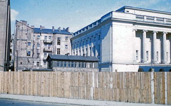 Projekt był okrojony – zrezygnowano z elementów zdobniczych, tworząc budynek niemal ascetyczny. Robo